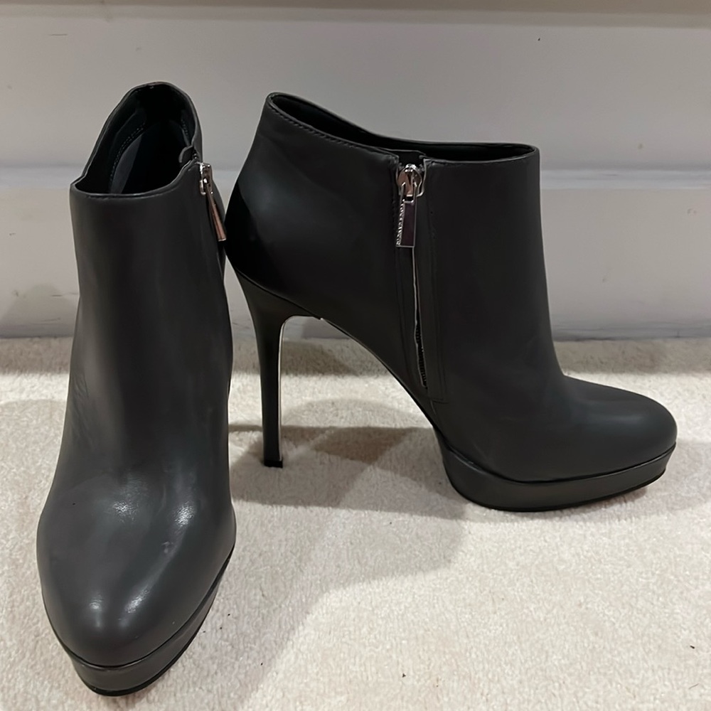 BRAND NEW Vince Camuto Grey Silver Leather Dira Ankle Bootie Platform Stiletto